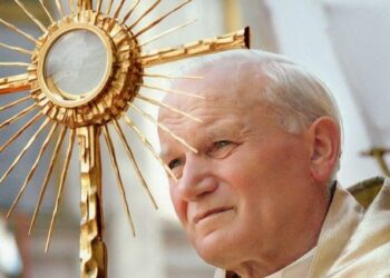 ¡Dios está aquí! ¡Venid, adoradores. Adoremos a Cristo Redentor!…