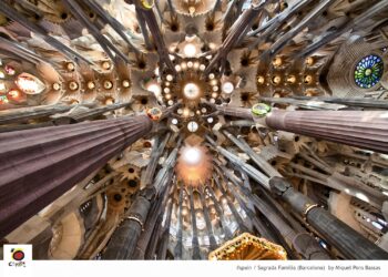 Mirando a Quien miraba Gaudí – Hna. Arq. María Consuelo en la Cruz – Hna. Arq. María Paraíso de Jesús