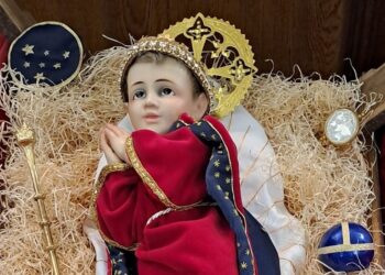 Vistiendo al Niño de Belén 2023