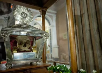 La reliquia de Santo Tomás de Aquino en procesión en el 750 aniversario de su muerte