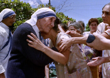 Mother Teresa hugs a patient on July 5, 1988 during her visit at the divine providence hospital in El Salvador during her three-days visit in San Salvador.  / AFP PHOTO / Ivan C. MONTECINOS