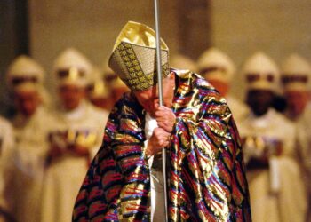 Papa Giovanni Paolo II in ginocchio dopo l'apertura della Porta Santa, che indica l'inizio dell'anno del Giubileo, 24 dicembre 1999 (ANSA)
