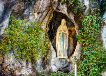 Las apariciones de la Santísima Virgen: La M de María en Francia